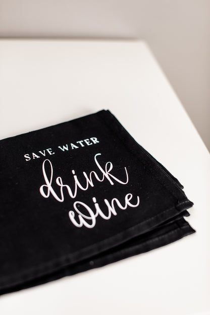 Geschirrtuch mit Spruch 'Save Water - Drink Wine' - Geschenk zum Einzug, zur Hochzeit oder als Mitbringsel