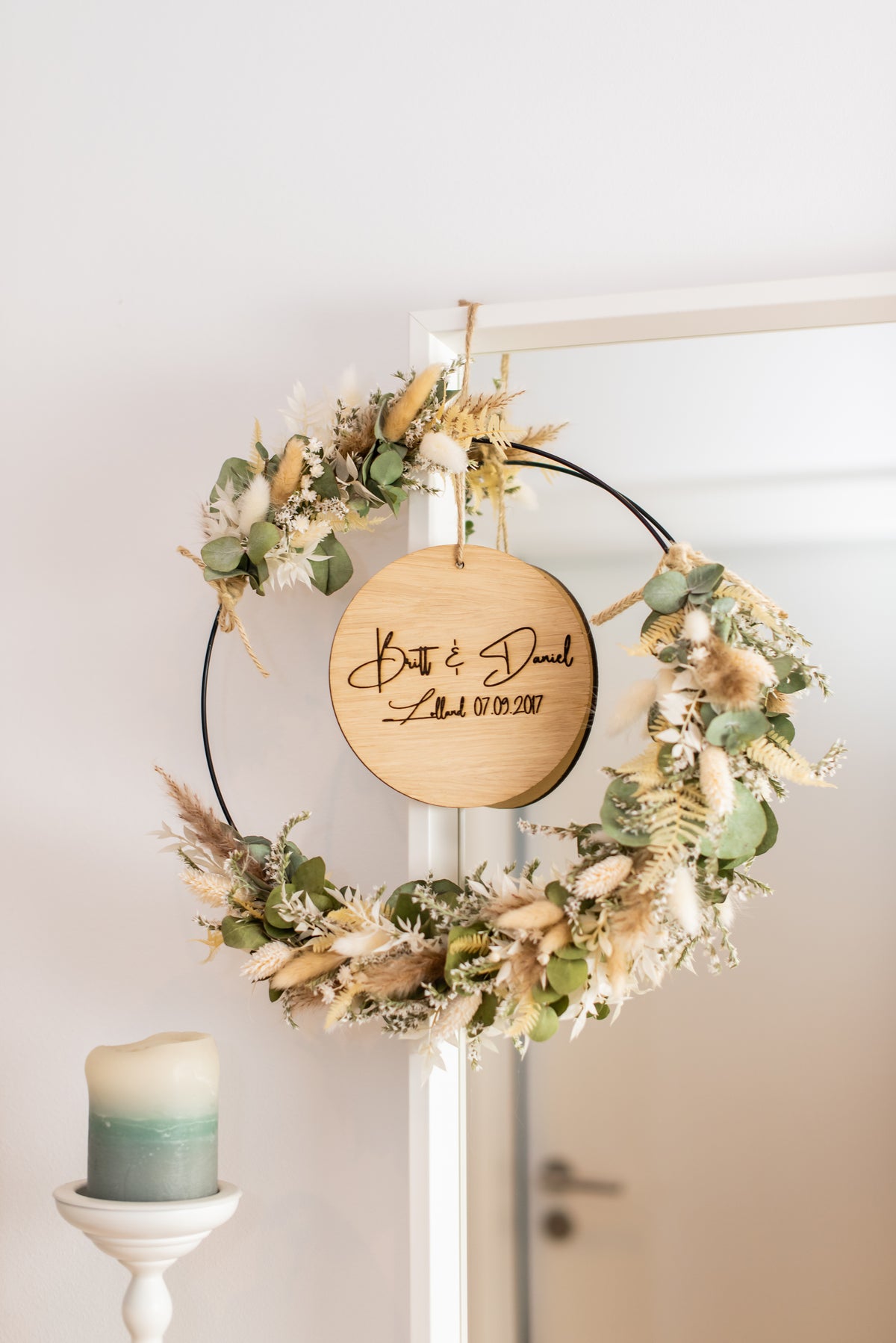 Personalisierter Trockenblumen-Türkranz Deluxe mit individuellem Holzs – herzstueckrichter