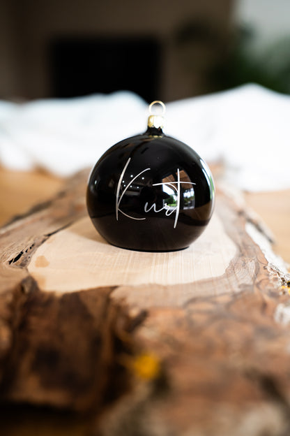 Das besondere Geschenk: Stilvoll personalisierte, mundgeblasene Weihnachtskugel - 8cm - in Echtglas