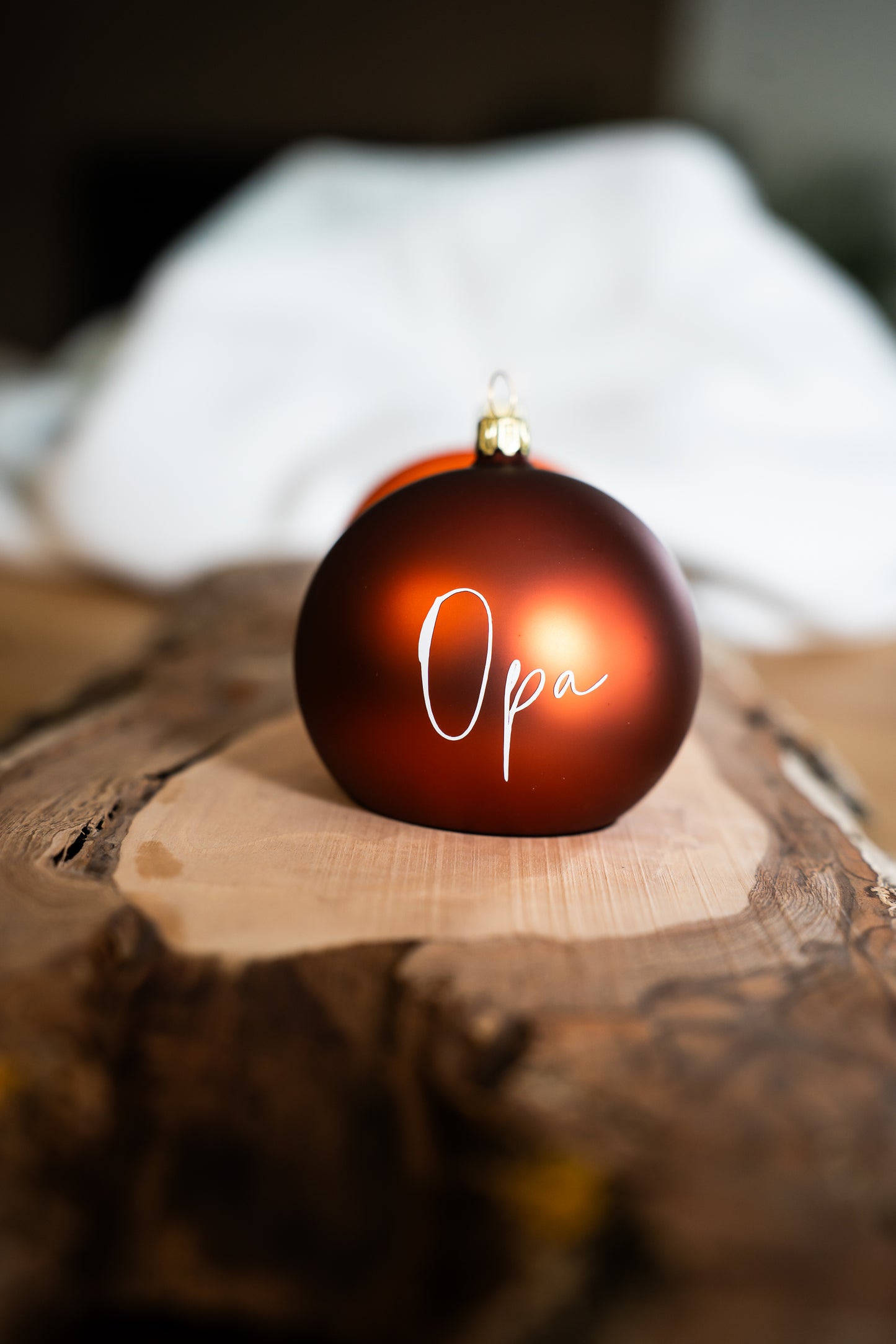 Das besondere Geschenk: Stilvoll personalisierte, mundgeblasene Weihnachtskugel - 8cm - in Echtglas