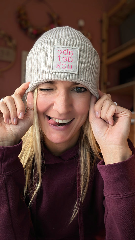 Damen, Herren & Kids | Statement Strickmütze  – Trendige Beanie mit Aufdruck