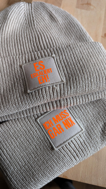 Damen, Herren & Kids | Statement Strickmütze  – Trendige Beanie mit Aufdruck