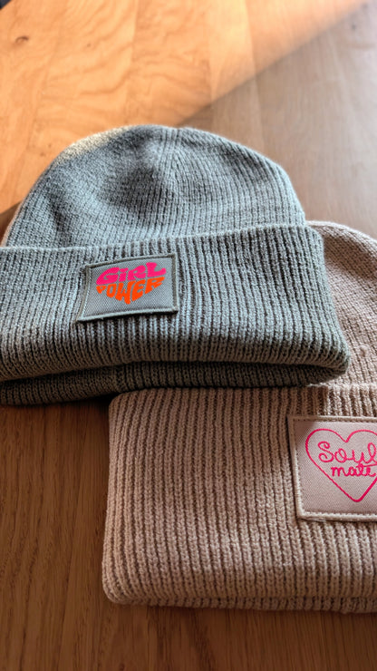 Damen, Herren & Kids | Statement Strickmütze  – Trendige Beanie mit Aufdruck