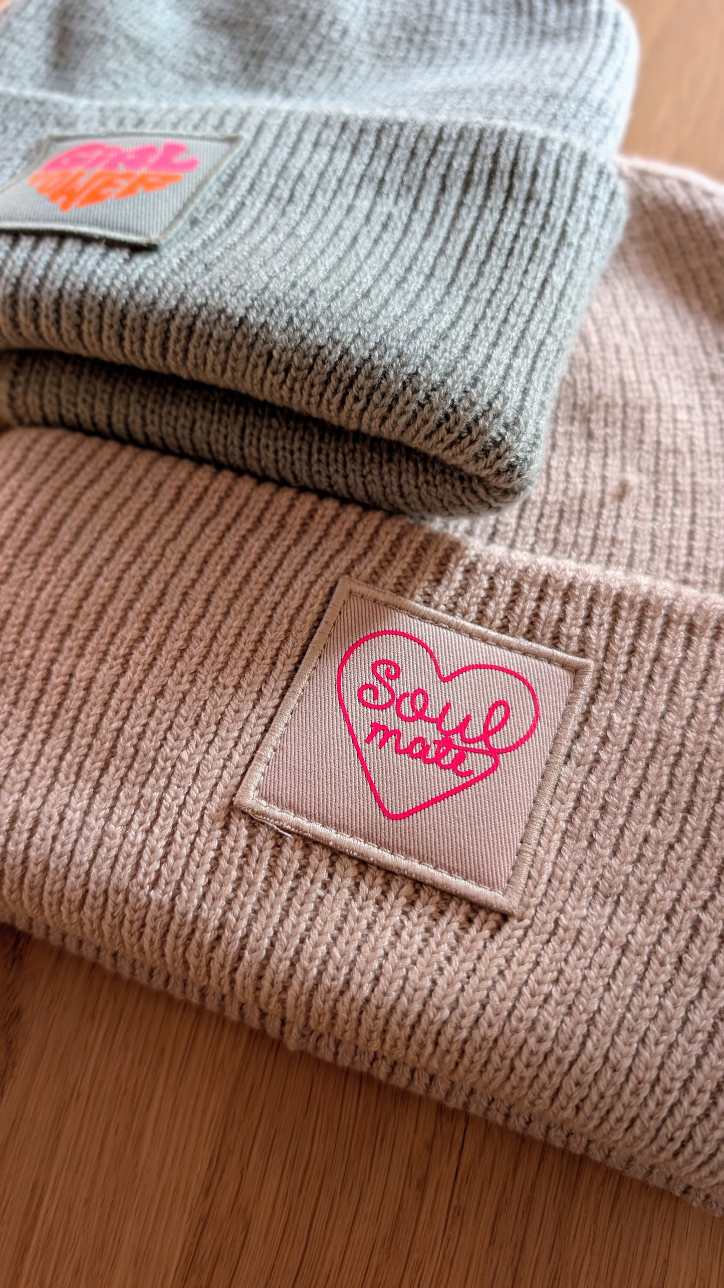 Damen, Herren & Kids | Statement Strickmütze  – Trendige Beanie mit Aufdruck
