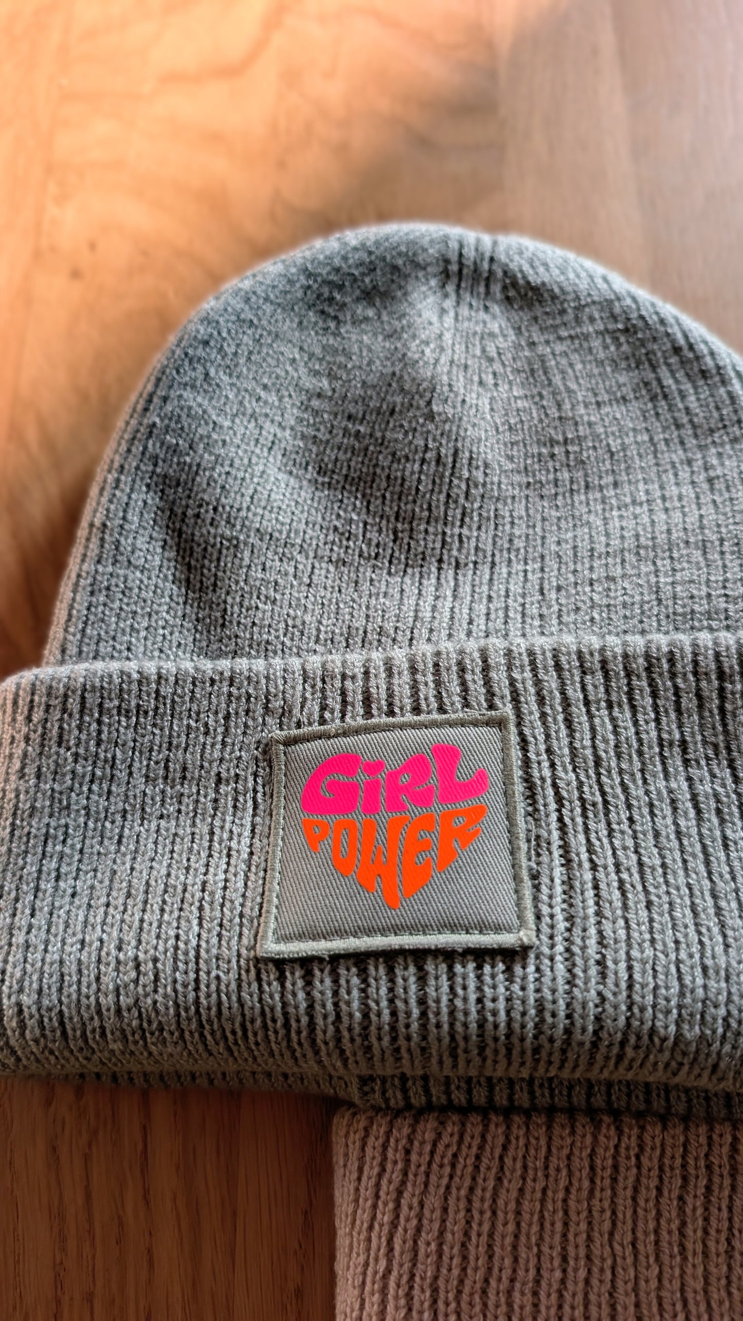 Damen, Herren & Kids | Statement Strickmütze  – Trendige Beanie mit Aufdruck