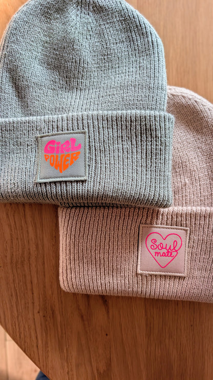 Damen, Herren & Kids | Statement Strickmütze  – Trendige Beanie mit Aufdruck