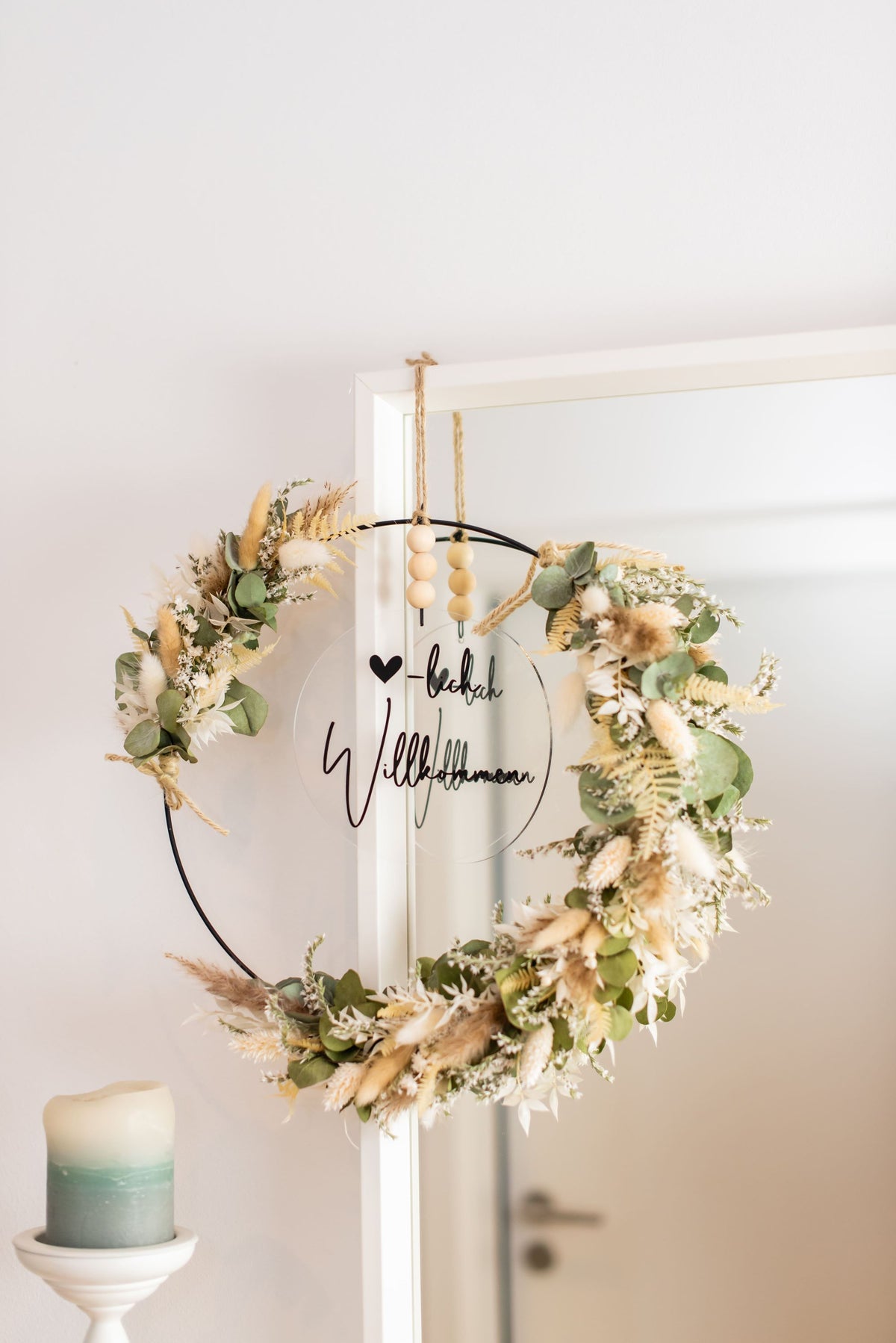Personalisierter Trockenblumen-Türkranz Deluxe mit Acrylschild – Gesch – herzstueckrichter