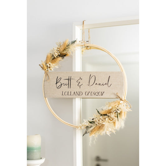 Personalisierter Türkranz aus Trockenblumen in den Farben natur-weiß-grün auf einem Bambusrahmen mit Leinenband, ideal als Geschenk zur Hochzeit, zum Geburtstag oder als Deko für Zuhause
